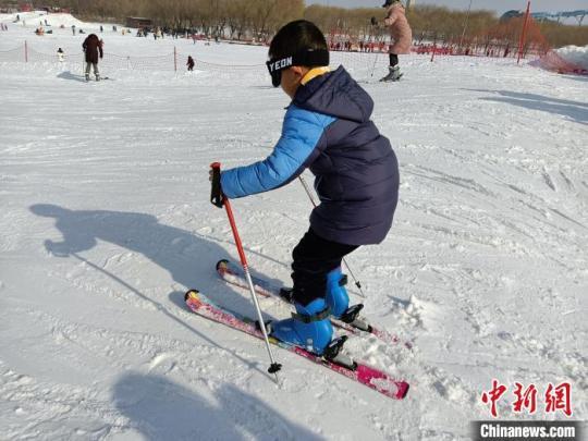 青少年“驰骋”滑雪场。　杨萱 摄