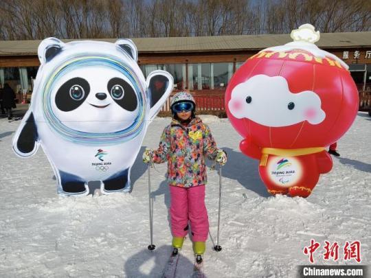 滑雪青少年与2022年北京冬奥会及残奥会吉祥物冰墩墩、雪容融合影留念。　杨萱 摄