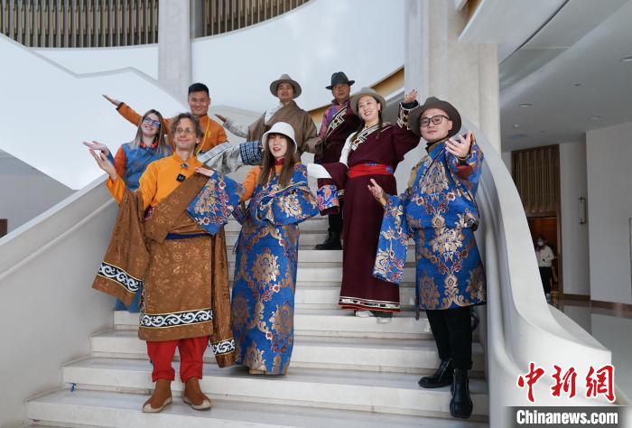 中外达人走进青海藏文化博物院感受藏族服饰魅力