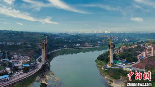 中国侨网渝昆高铁沱江特大桥项目。　杨尚威　摄