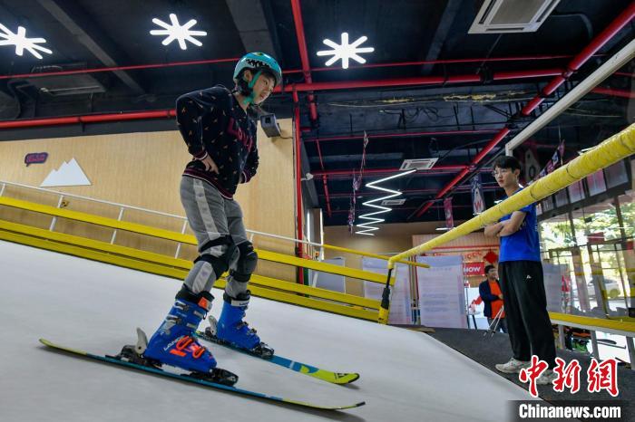 冬奥会带热海南冰雪运动 民众乐享冰雪世界